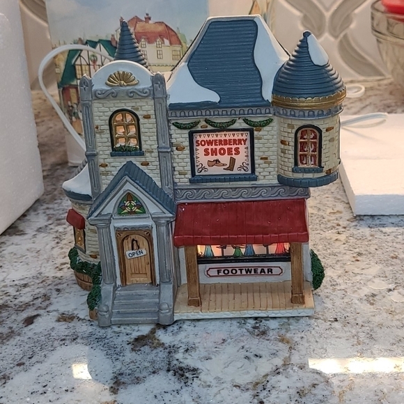 Lemax Village Collection Lighted Shoe Store - Picture 3 of 3